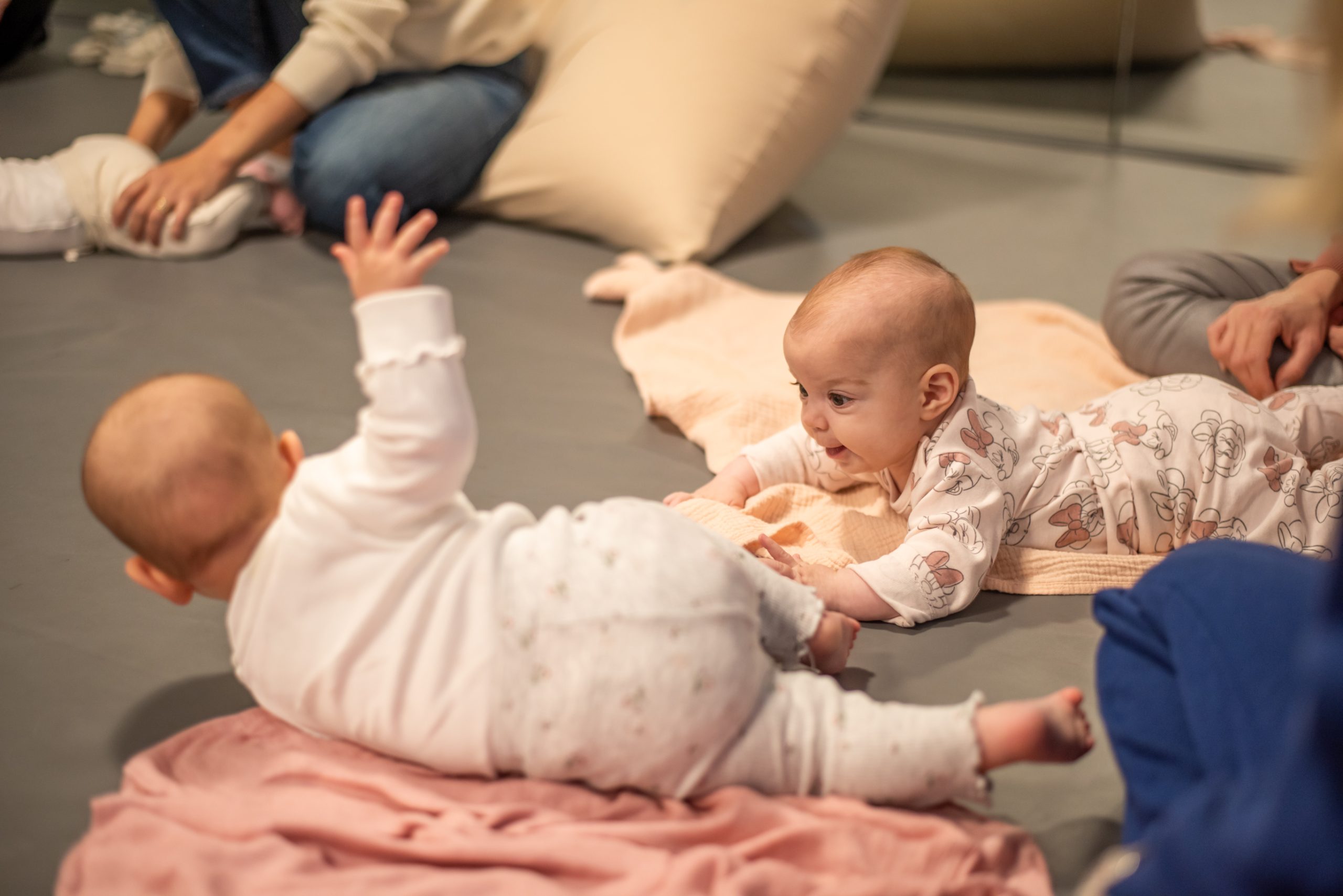 התהפכויות אצל תינוקות: מתי, למה ואיך לעודד את השלב הבא בהתפתחות?