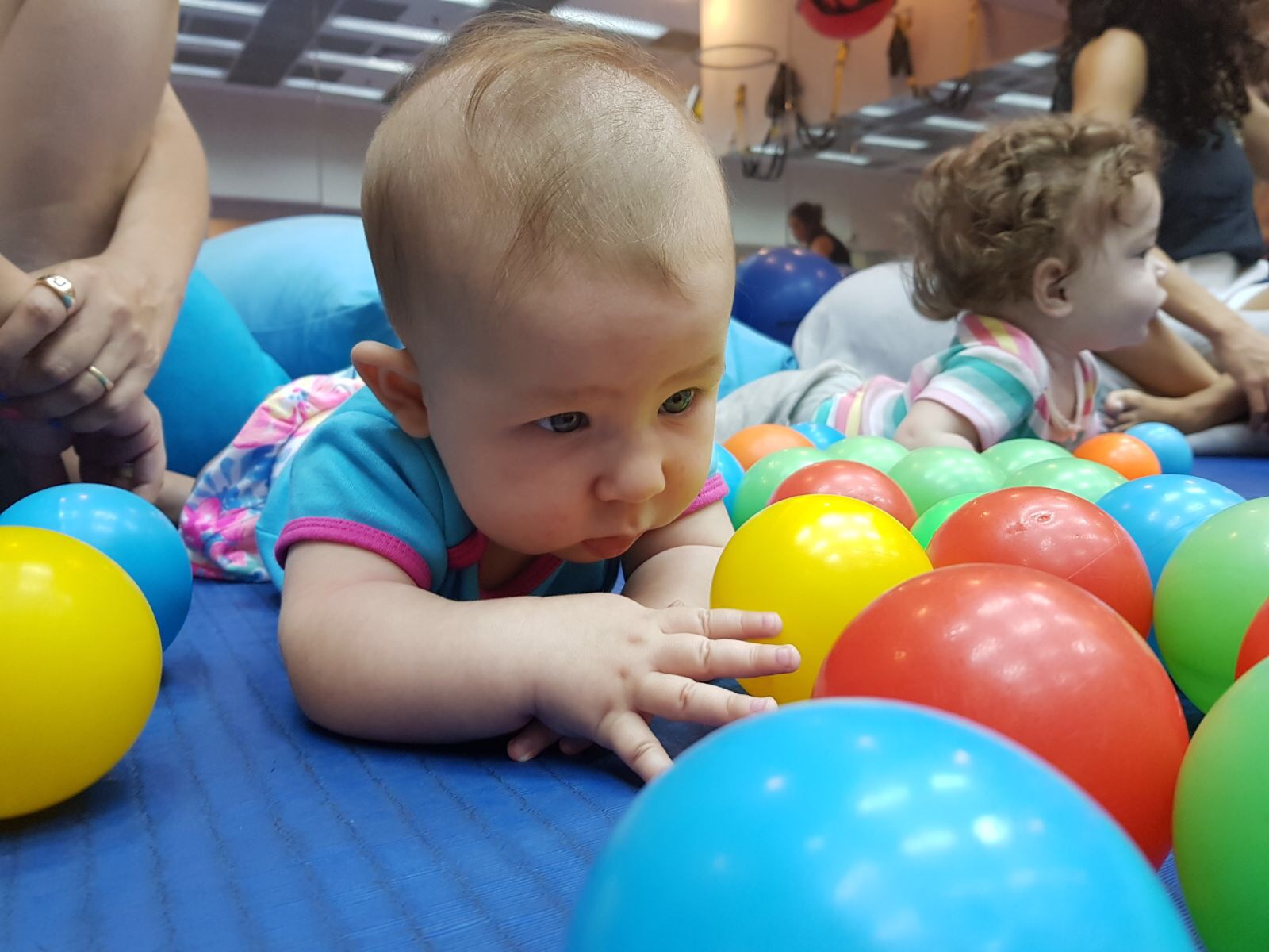 מה ההבדל בין תינוק שמרים את הראש לבין תינוק שהראש שלו מורם?