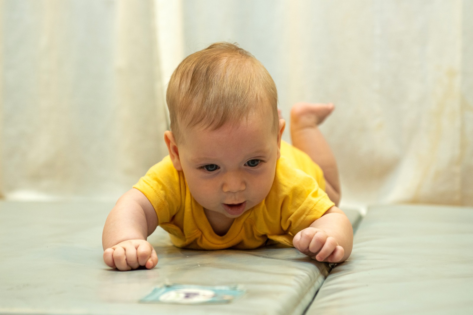 איך לפתח את חוש המישוש אצל התינוק? מדריך מעשי לחשיפה למרקמים