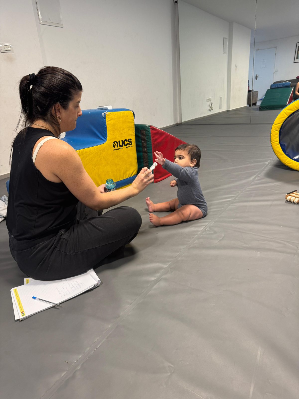 מתי תינוק יושב? המדריך המלא להורים