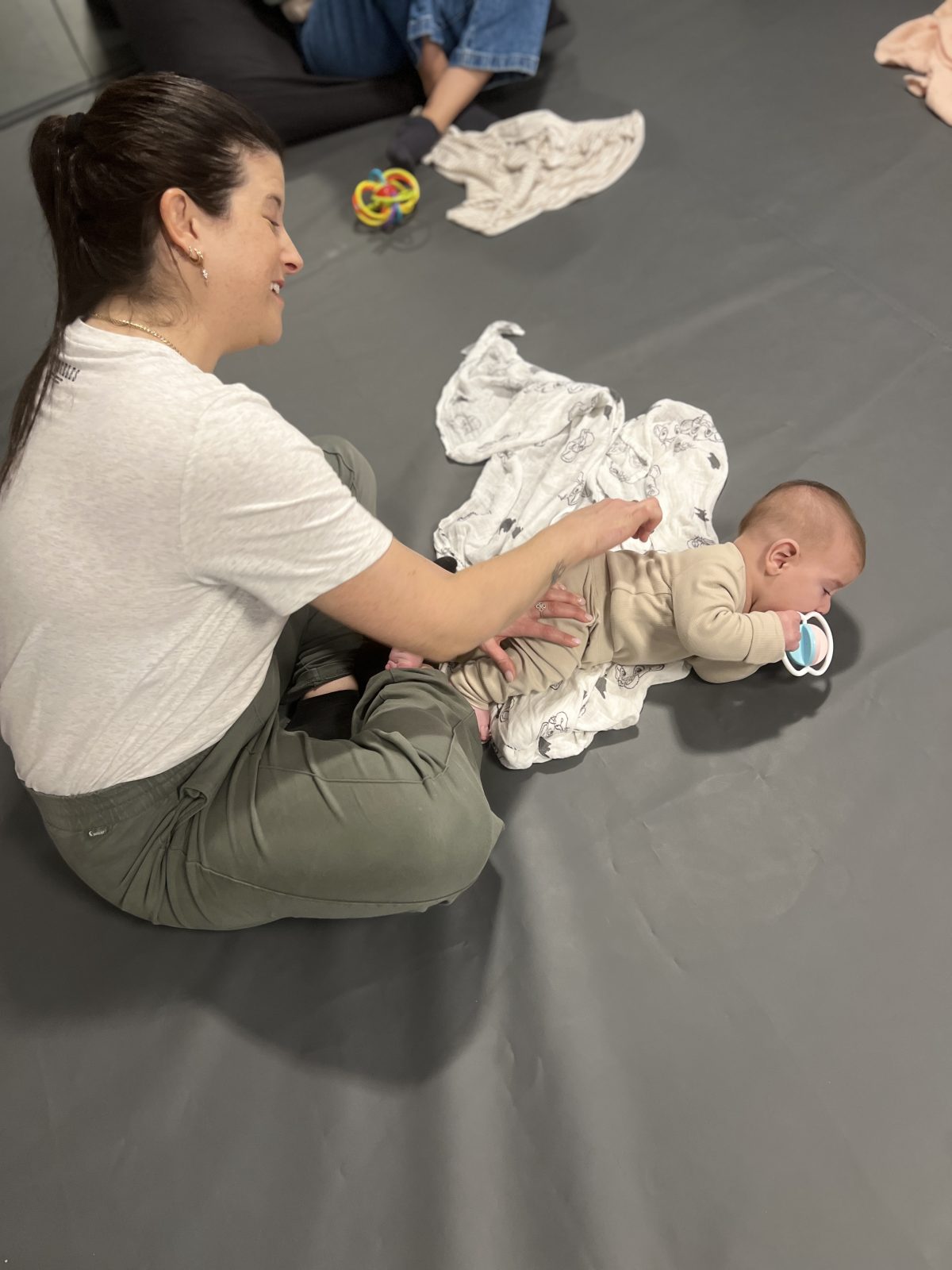 מתי תינוק מתהפך והקשר בין התהפכות לעצמאות