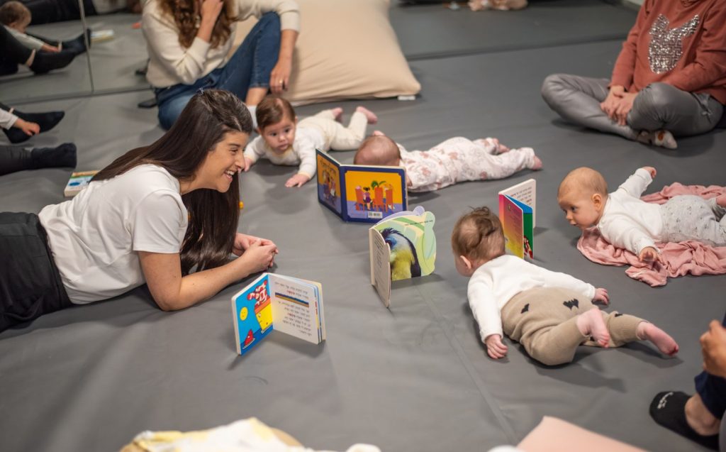 קריאת ספרים לתינוקות