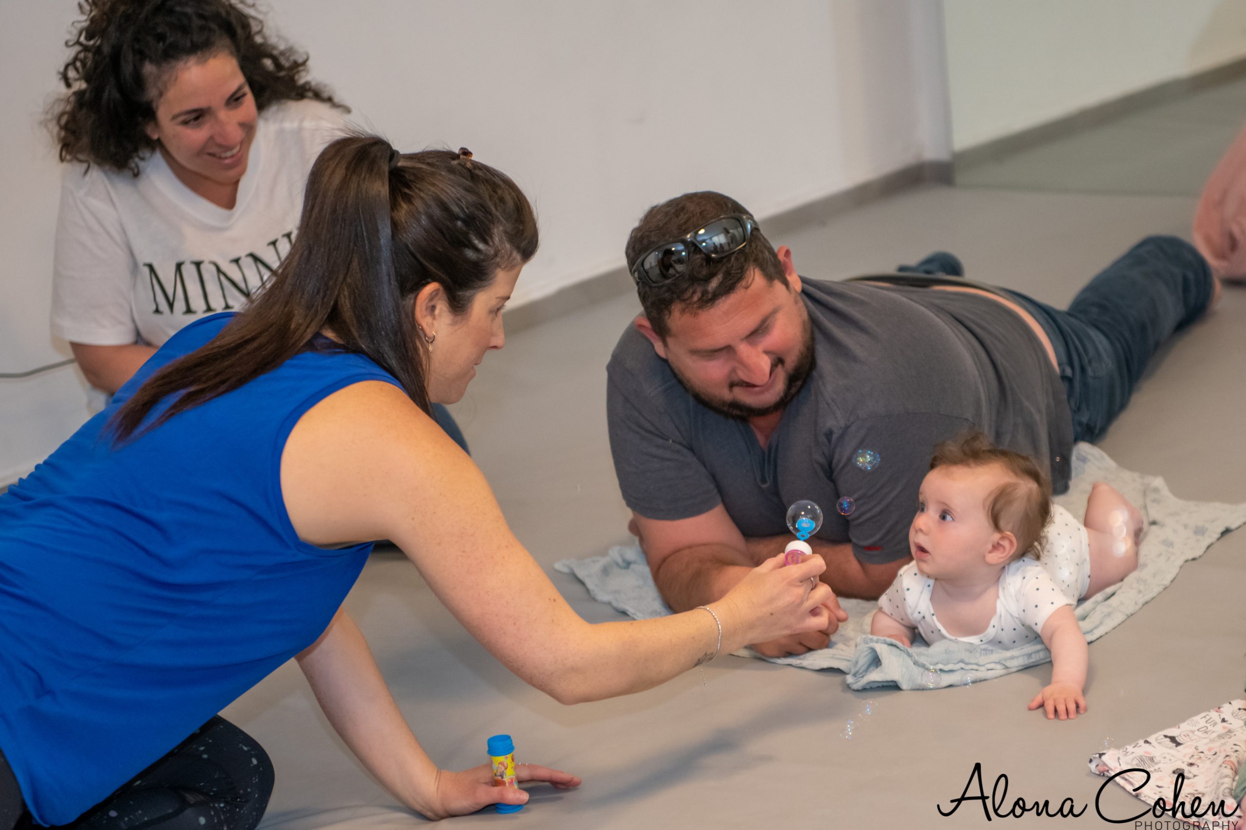 כמעט כל משפחה היום מתמודדת עם אתגרים שונים, בעידן של היום בו אנו נמצאים במירוץ נגד הזמן ויחד עם זאת רוצים להיות הורים קשובים, נוכחים ומשפיעים אנו ההורים בקלות מוצאים עצמנו נמצאים במאבקי כח ומריבות עם ילדינו, למרות שזו לא הדרך שלה ייחלנו ופינטזנו כשיצאנו למסע ההורות הזה. 