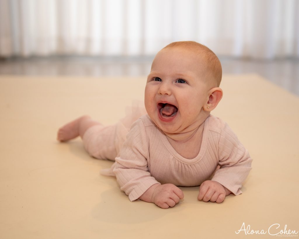 מתי תינוק מתחיל לצחוק