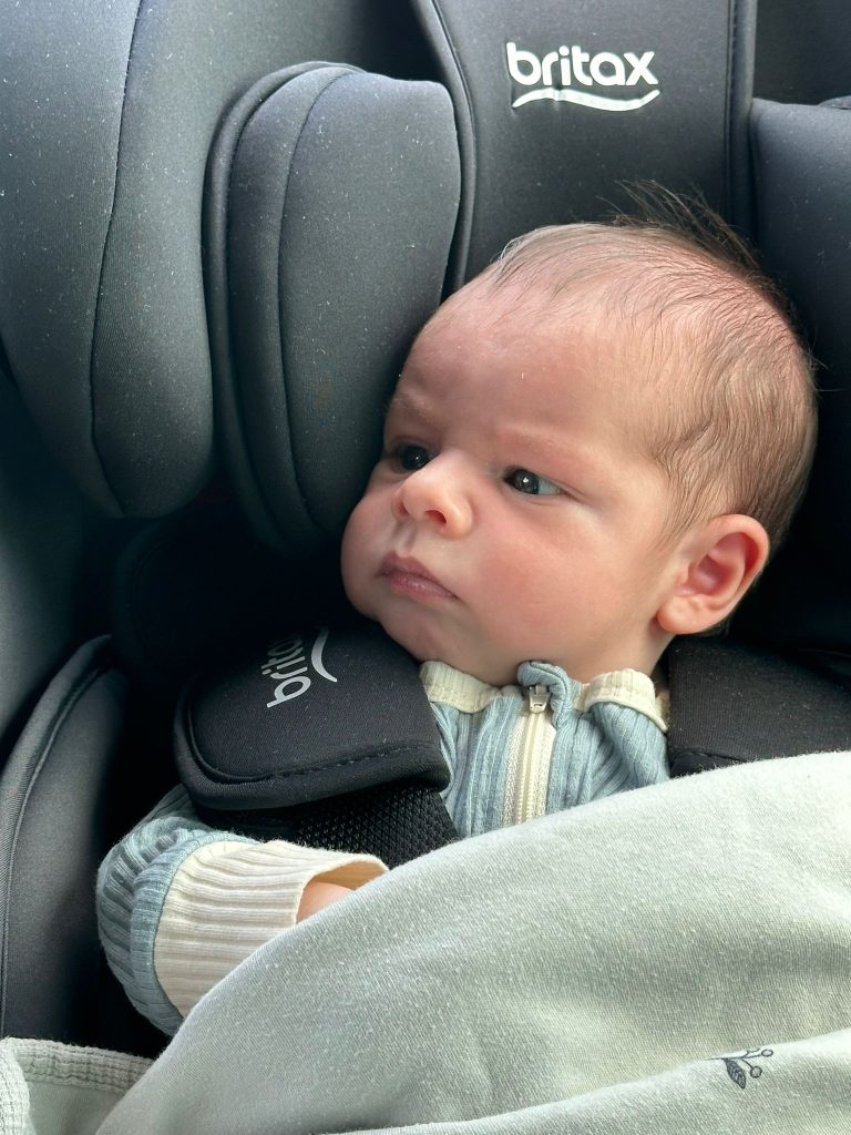 התינוק צורח באוטו